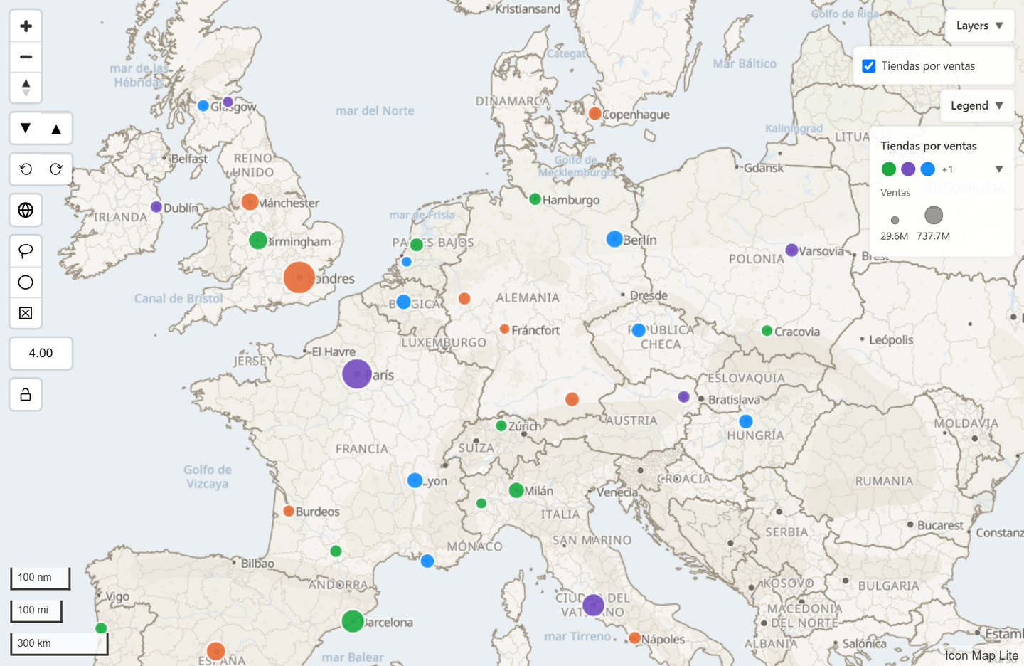 Un mapa con todos los controles activados: zoom y brújula, inclinación, rumbo, borrar selecciones, nivel de zoom, alternador de globo, bloqueo del zoom, lazo y selección circular en la parte superior izquierda, el control de capas y la leyenda arriba a la derecha, las barras de escala abajo a la izquierda y los créditos abajo a la derecha