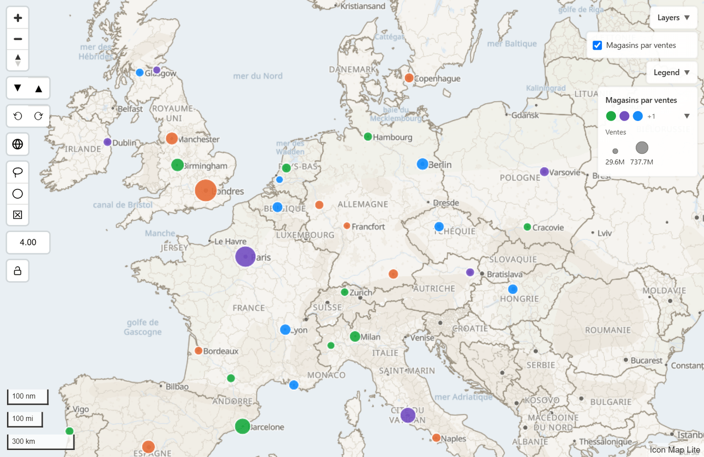 Une carte avec tous les contrôles activés : zoom et boussole, inclinaison, cap, effacement des sélections, niveau de zoom, bascule du globe, verrouillage du zoom, lasso et sélection circulaire en haut à gauche, le contrôle des couches et la légende en haut à droite, les barres d'échelle en bas à gauche et la mention en bas à droite
